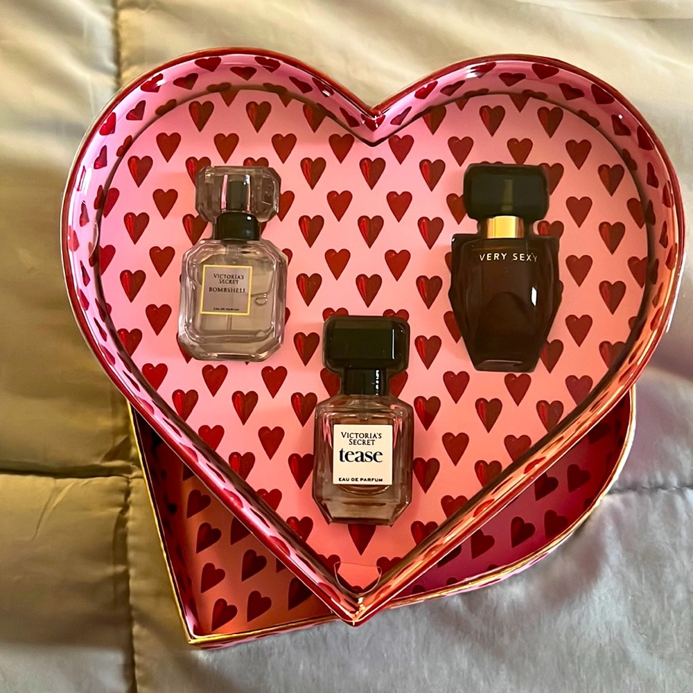 Brand New VS set-heart with perfumes